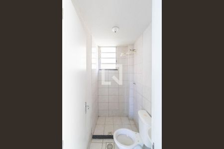 Banheiro de apartamento para alugar com 2 quartos, 45m² em Paciência, Rio de Janeiro