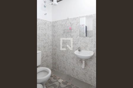 Banheiro social de kitnet/studio para alugar com 1 quarto, 30m² em Minascaixa, Belo Horizonte