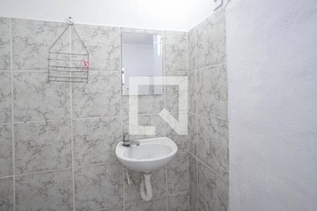 Banheiro social de kitnet/studio para alugar com 1 quarto, 30m² em Minascaixa, Belo Horizonte