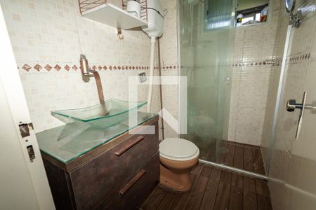 Banheiro de apartamento à venda com 1 quarto, 40m² em Jardim Itu, Porto Alegre