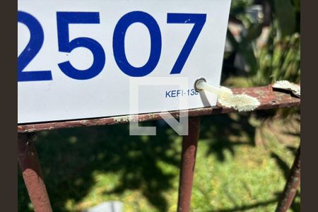 Plaquinha Instalada código KEFI-138 de apartamento à venda com 1 quarto, 40m² em Jardim Itu, Porto Alegre