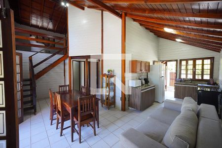 Sala de casa para alugar com 5 quartos, 125m² em Rio Tavares Central, Florianópolis