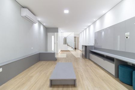 Sala de casa à venda com 3 quartos, 215m² em Vila Gumercindo, São Paulo
