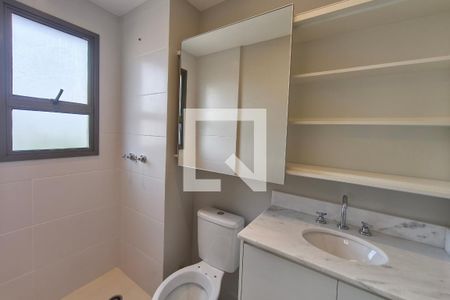 Banheiro de apartamento à venda com 1 quarto, 43m² em Cambuí, Campinas
