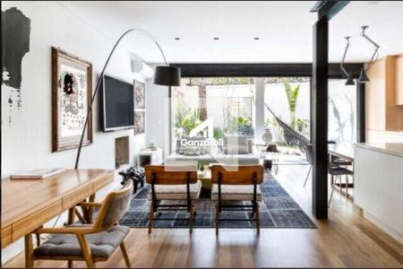 Casa à venda com 3 quartos, 230m² em Santo Amaro, São Paulo