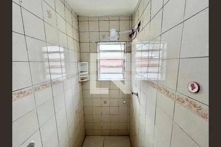 Banheiro de kitnet/studio para alugar com 1 quarto, 26m² em Vila Roque, São Paulo