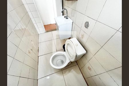 Banheiro de kitnet/studio para alugar com 1 quarto, 26m² em Vila Roque, São Paulo