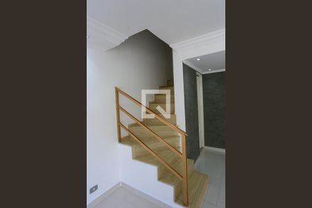 escada de casa de condomínio para alugar com 2 quartos, 103m² em Campo Limpo, São Paulo