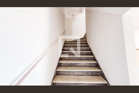 Escada de apartamento para alugar com 2 quartos, 86m² em Santa Teresinha, São Paulo