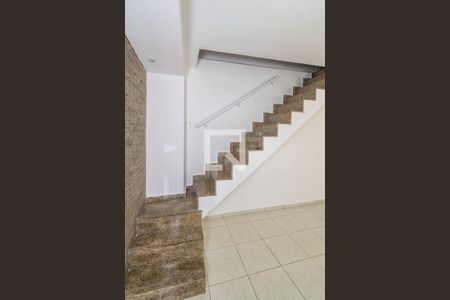 Casa 08 - Sala - Acesso ao 2º andar de casa à venda com 4 quartos, 240m² em Olaria, Rio de Janeiro