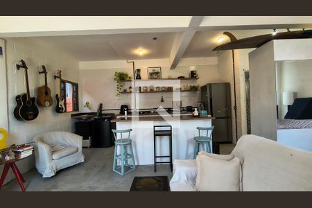 Sala de casa de condomínio à venda com 1 quarto, 42m² em Recreio dos Bandeirantes, Rio de Janeiro