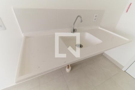 Sala/Cozinha de apartamento para alugar com 2 quartos, 32m² em Vila Carmosina, São Paulo