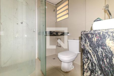 Banheiro de kitnet/studio para alugar com 1 quarto, 48m² em Higienópolis, São Paulo