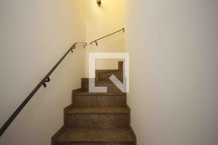 escada de casa para alugar com 3 quartos, 180m² em Vila Lucia, São Paulo