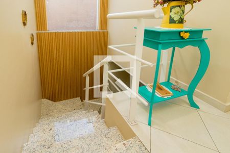 Escada de acesso dos quartos de casa à venda com 3 quartos, 180m² em Vila Lucia, São Paulo