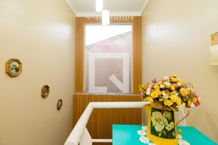 Escada de acesso dos quartos de casa à venda com 3 quartos, 180m² em Vila Lucia, São Paulo