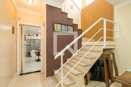 Escada de acesso dos quartos de casa à venda com 3 quartos, 180m² em Vila Lucia, São Paulo