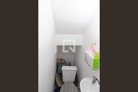 Lavabo de casa de condomínio para alugar com 2 quartos, 70m² em Vila Taquari, São Paulo