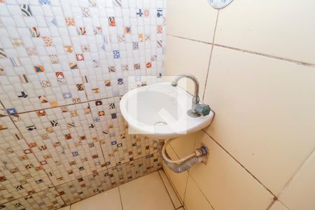 Banheiro de casa para alugar com 1 quarto, 40m² em Vila Carmosina, São Paulo