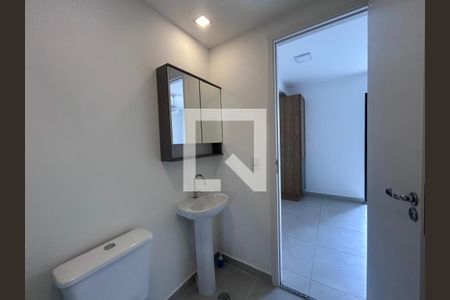 Banheiro  de kitnet/studio para alugar com 1 quarto, 25m² em Jardim das Acacias, São Paulo