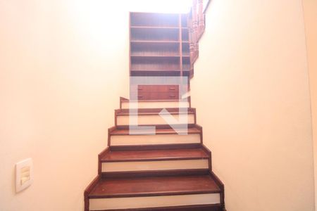 Escada de casa para alugar com 3 quartos, 280m² em Interlagos, São Paulo