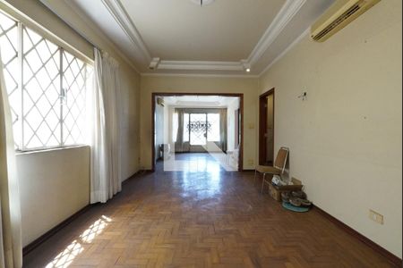 Casa à venda com 3 quartos, 250m² em Vila Monumento, São Paulo