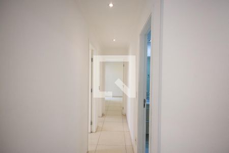 Corredor de apartamento para alugar com 3 quartos, 76m² em Jardim Bom Tempo, Taboão da Serra