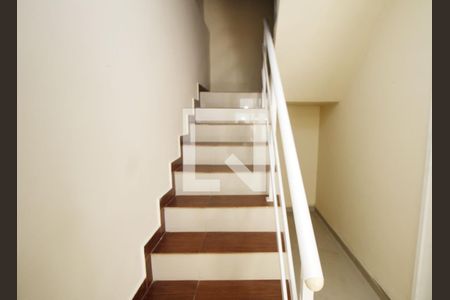 Sala - Escada de casa para alugar com 2 quartos, 50m² em Vila da Penha, Rio de Janeiro