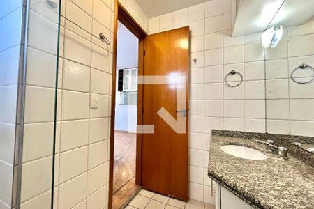 Banheiro de apartamento para alugar com 1 quarto, 45m² em Vila Guarani (zona Sul), São Paulo