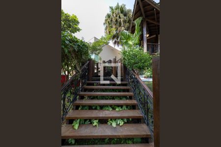 Escada de acesso de casa de condomínio para alugar com 4 quartos, 800m² em Morada dos Pássaros, Barueri