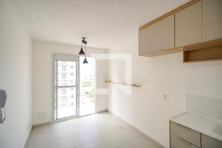 Sala e cozinha de apartamento para alugar com 1 quarto, 29m² em Guaiauna, São Paulo