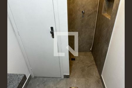 Banheiro de apartamento à venda com 1 quarto, 32m² em Centro, Campinas