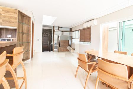 Sala de casa de condomínio para alugar com 4 quartos, 325m² em Santa Quiteria, Curitiba