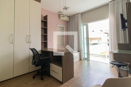 Quarto 1 Suite de casa de condomínio para alugar com 4 quartos, 325m² em Santa Quiteria, Curitiba