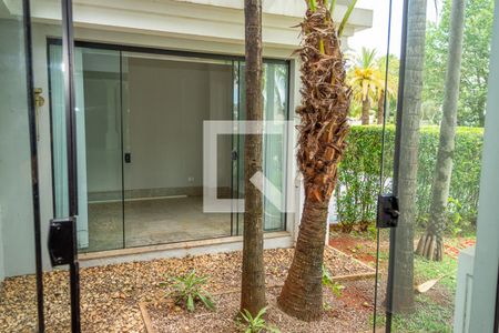 Detalhe Sala-Porta de vidro com Jadim de inverno de casa de condomínio para alugar com 5 quartos, 640m² em Riviera Tamborlim, Americana