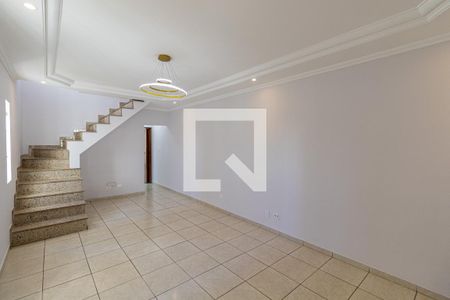 Sala de casa para alugar com 3 quartos, 229m² em Vila Carmosina, São Paulo