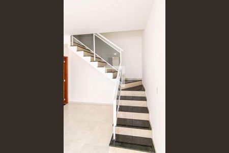 Sala - Acesso ao 2º andar de apartamento para alugar com 2 quartos, 85m² em Vicente de Carvalho, Rio de Janeiro