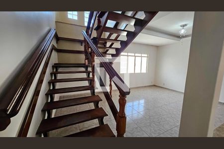 Escada de casa para alugar com 4 quartos, 370m² em Parque Anhanguera, Goiânia