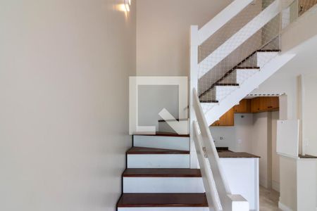 Escada de apartamento à venda com 1 quarto, 51m² em Vila Helena, São Paulo