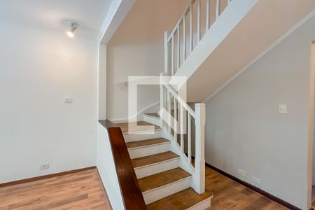 Escada de casa para alugar com 3 quartos, 170m² em Vila Monumento, São Paulo