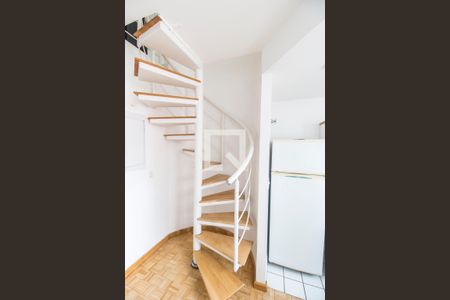 Escada de apartamento para alugar com 1 quarto, 55m² em A Industrial, Barueri