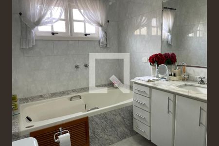 Banheiro da Suíte 1 de casa de condomínio para alugar com 4 quartos, 505m² em Jardim Passargada I, Cotia