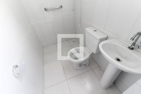 Banheiro da Suíte Casa 1 de casa para alugar com 2 quartos, 70m² em Cidade Nitro Operária, São Paulo