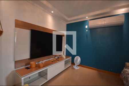 Sala de casa para alugar com 4 quartos, 250m² em Marechal Hermes, Rio de Janeiro