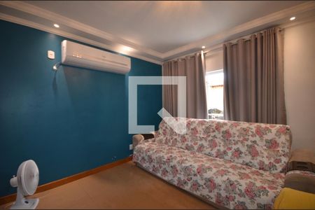 Sala de casa para alugar com 4 quartos, 250m² em Marechal Hermes, Rio de Janeiro