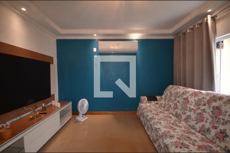 Sala de casa para alugar com 4 quartos, 250m² em Marechal Hermes, Rio de Janeiro