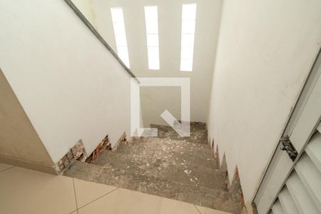 Escada acesso Suíte 2 de casa à venda com 4 quartos, 136m² em Jardim Sao Roberto, São Paulo