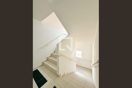 Escada de apartamento para alugar com 2 quartos, 66m² em Canasvieiras, Florianópolis