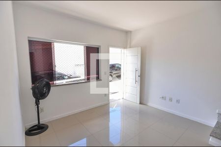 Sala de casa de condomínio para alugar com 2 quartos, 68m² em São Francisco Xavier, Rio de Janeiro