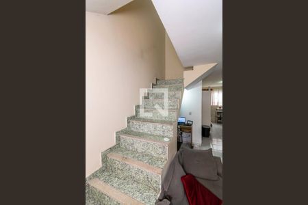 Sala - Acesso ao 2º andar de apartamento à venda com 2 quartos, 71m² em Olaria, Rio de Janeiro